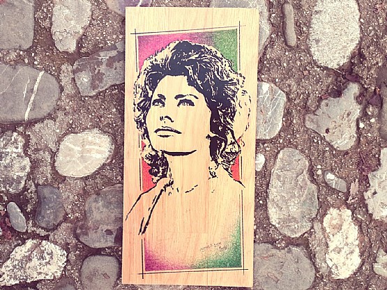 Shitet Portret i Sophia Loren i punuar mbi parket druri nga piktori Artur Bushi Tirane - Hand Made Albania